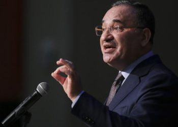 Adalet Bakanı Bozdağ’dan okul müdürüne başörtüsü tepkisi: ‘Çağdaş yobazlık’