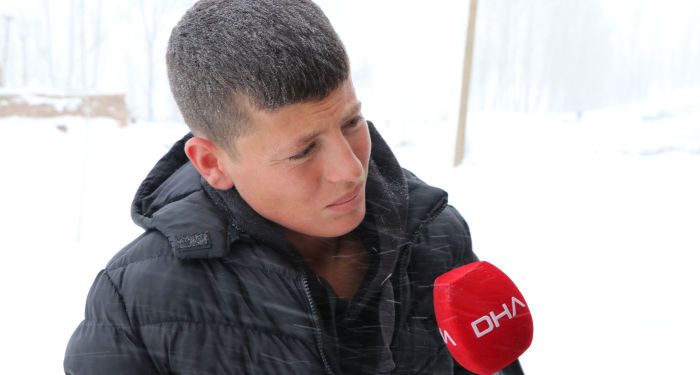 İnşaatta şarkı söyleyen genç: Hayatım güzel, bu yaştan sonra okula gidemem, imkan verilirse sanatçı olmak isterim