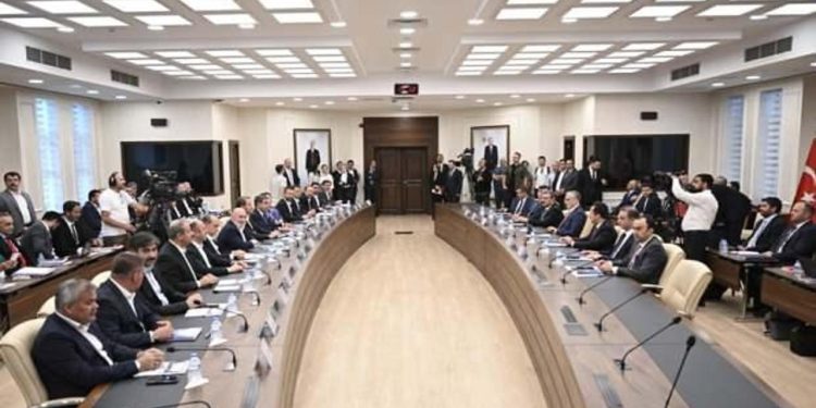 6,5 milyon emekli ve memur için üçer aylık zam talebi! AK Parti’den ilk açıklama