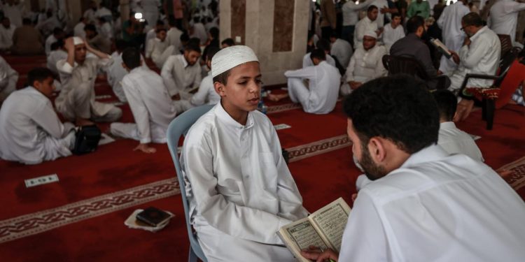 Gazze’de 1471 hafız tek celsede Kur’an-ı Kerim okuma programına katıldı