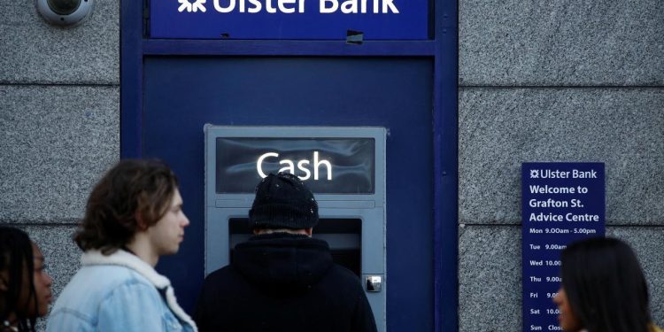 İrlanda’da fazla para veren ATM’lerde kuyruk oluştu