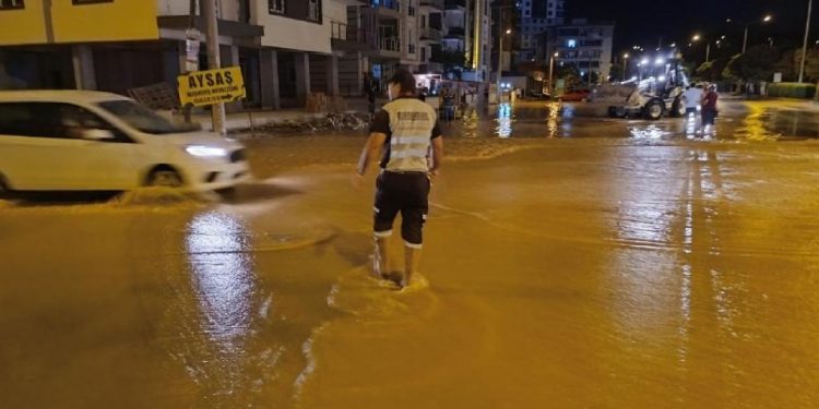 İzmir’de ana su borusu patladı: 2 mahalleyi su bastı, caddeler göle döndü