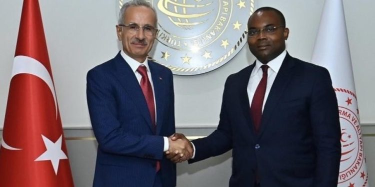 Ulaştırma ve Altyapı Bakanı Abdulkadir Uraloğlu Ekvator Gineli mevkidaşı ile görüştü