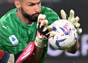 Kaleciler kırmızı kart gördü! Giroud’nun kaleye geçtiği maçı Milan tek golle kazandı