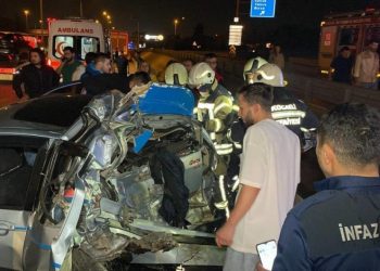 Tırın çarptığı otomobil kağıt gibi ezildi: 1’i çocuk 5 yaralı