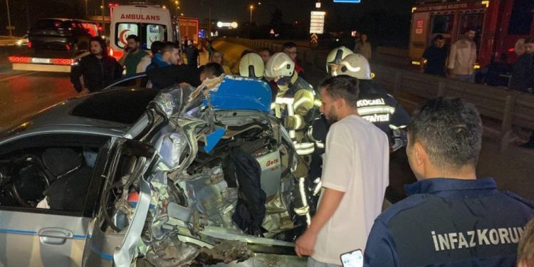 Tırın çarptığı otomobil kağıt gibi ezildi: 1’i çocuk 5 yaralı