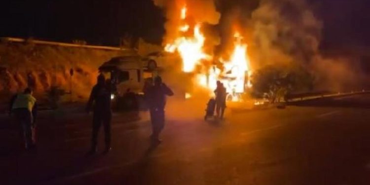 Tuzla’da elektrikli otomobiller alev alev yandı